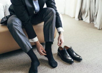 Unsichtbare Höhenvergrößerung für Männer: Schuhe mit Absatz oder Einlegesohlen?