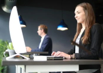 Rückenschmerzen vorbeugen: Ergonomische Tipps für den Büroalltag