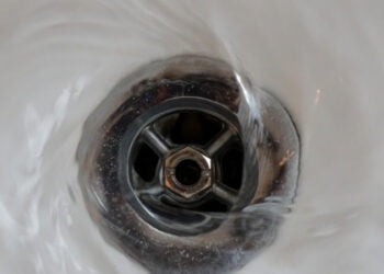 DIY-Rohrreinigung: Wann es sicher ist und wann man den Profi rufen sollte