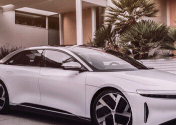 Strom im Auto sinnvoll nutzen: So schont das Audiosystem Batterie und Umwelt